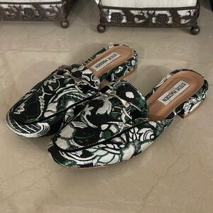 Steve Madden Chess shows miles size 7